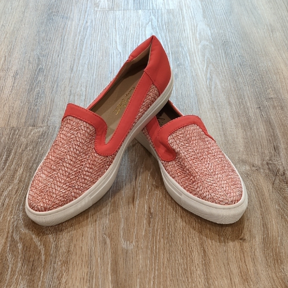 🧡 Sbicca Coral and White Slip-On Loafers Women's size 8.5 🧡   CUTE!!!!❤️‍🔥